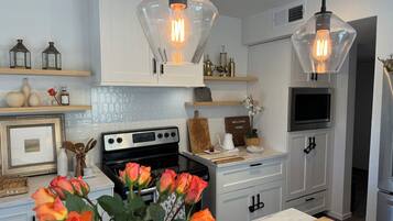 Microondas, horno, parrilla de estufa y lavavajillas