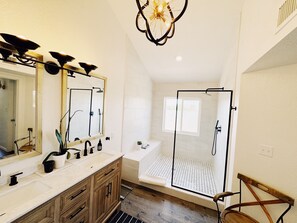 Regadera, secadora de cabello, bidet, toallas 