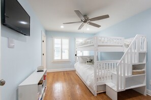 3 bedrooms, desk, iron/ironing board, free WiFi