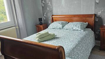 3 slaapkamers, een strijkplank/strijkijzer, beddengoed