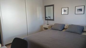 1 dormitorio, tabla de planchar con plancha, wifi y ropa de cama