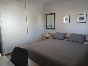 1 dormitorio, tabla de planchar con plancha, wifi y ropa de cama