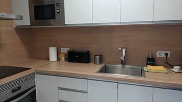 Frigorífico, microondas, placa de cocina y cafetera o tetera