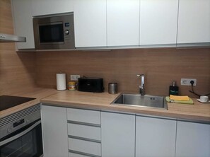 Frigorífico, microondas, placa de cocina y cafetera o tetera