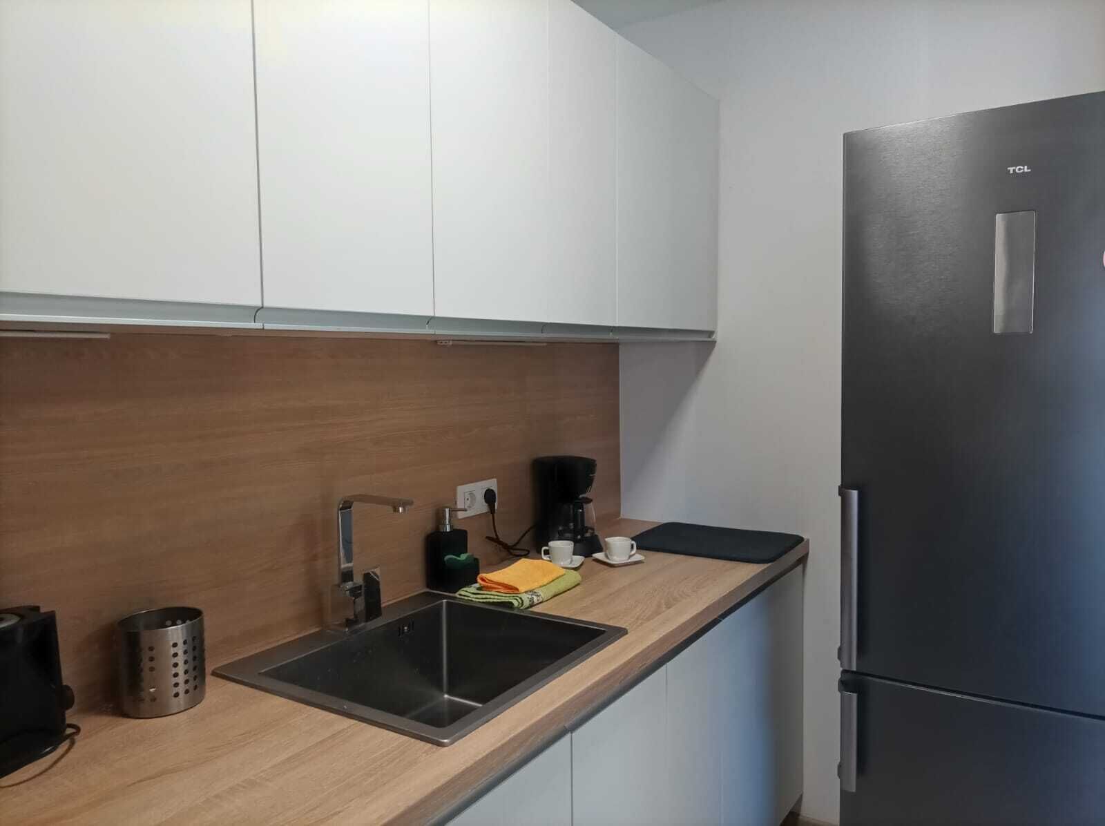 Kühlschrank, Mikrowelle, Herdplatte, Wasserkocher mit Kaffee-/Teezubehör