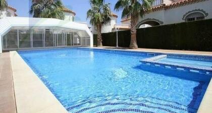 Einzelhaus mit Garten, 2 Terrassen, Grill & Pool - 3 SZ, 2 Bäder, Klimaanlage, Kamin