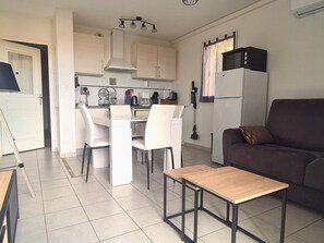 TV - T2 Apartment with AC and Parking in Collioure (Collioure)