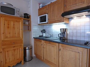 Microwave, oven, dishwasher, coffee/tea maker