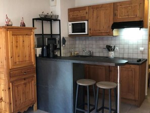 Microwave, oven, dishwasher, coffee/tea maker