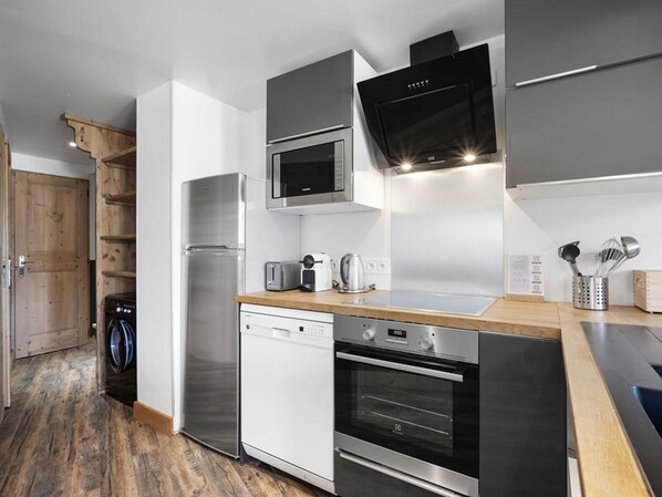 Kühlschrank, Mikrowelle, Ofen, Herdplatte