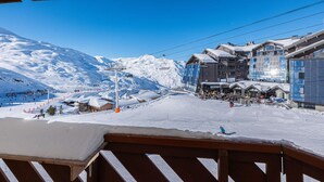 A snow-covered mountain with a ski lift and buildings in the background. - Ski-in/Ski-out apartment with balcony and pets allowed (Val Thorens)