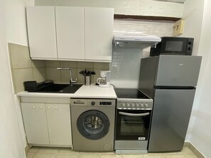 Réfrigérateur, micro-ondes, plaque de cuisson, cafetiÚre/bouilloire