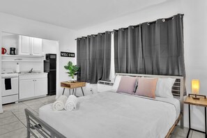 Desk, iron/ironing board, travel crib, free WiFi - Hollywood Beach Getaway ~ Executive Studio Suite (Hollywood)