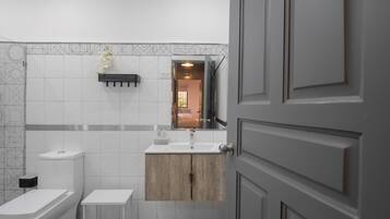 Handuk, sabun, sampo, dan tisu toilet