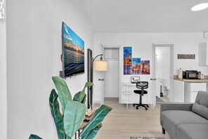 Smart TV - Young Circle & Hollywood Blvd ~ Posh Studio Suite (Hollywood)