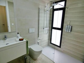 Sèche-cheveux, serviettes fournies, savon, shampoing