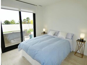 3 chambres, coffres-forts dans les chambres, bureau