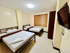 小型开间套房, 1 张双人床 | 笔记本电脑工作区、免费 WiFi、床单