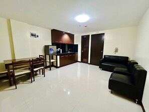 Studio Suite | Laptop workspace, free WiFi, bed sheets - OYO 1045 Rayjan Apartelle (Parañaque)