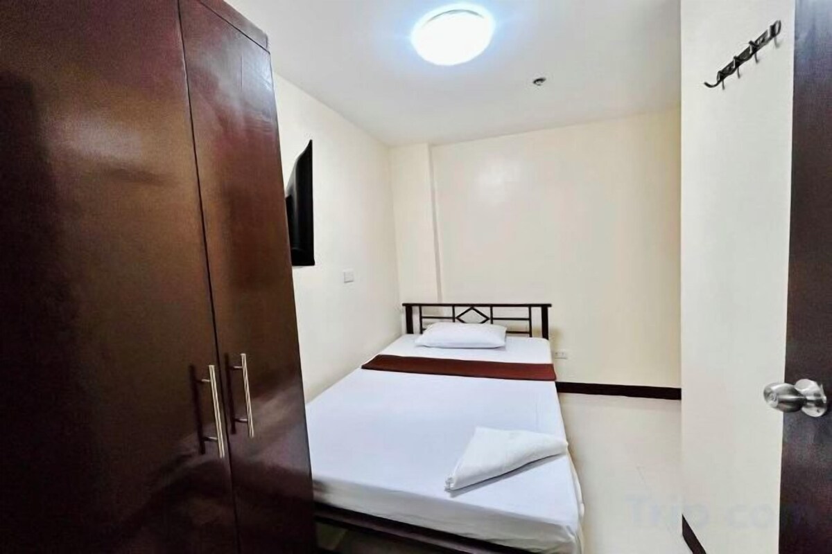 Laptop workspace, WiFi (free), bed sheets
