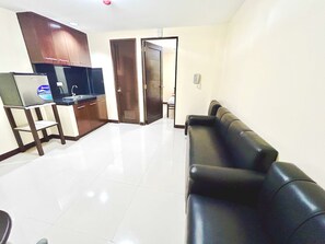 Deluxe Suite, 1 Bedroom | Laptop workspace, free WiFi, bed sheets - OYO 1045 Rayjan Apartelle (Parañaque)