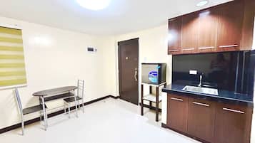 Deluxe Suite, 1 Bedroom | 1 bedroom, laptop workspace, free WiFi, bed sheets