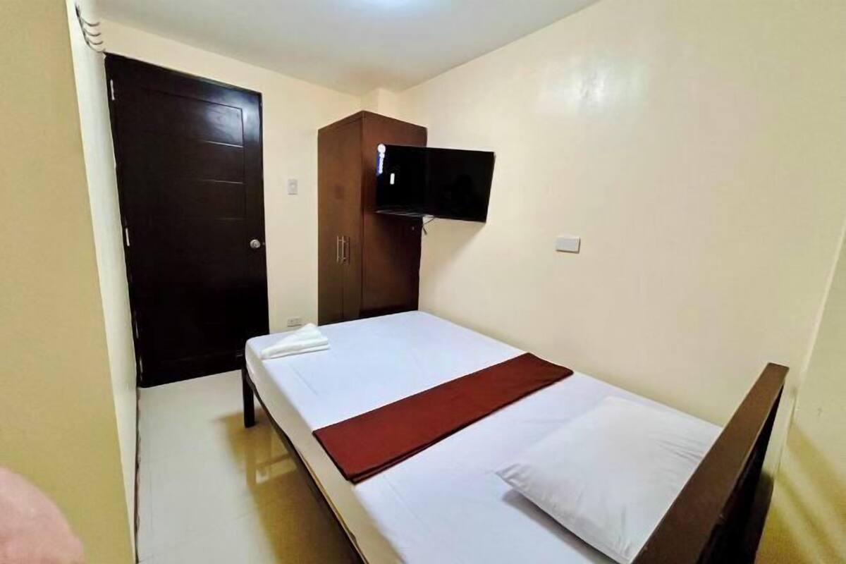 Laptop workspace, WiFi (free), bed sheets