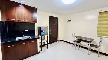 Laptop workspace, free WiFi, bed sheets