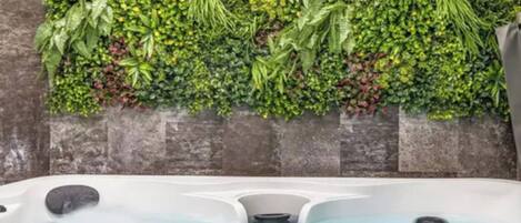 Outdoor spa tub