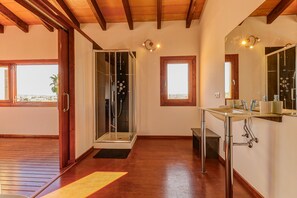 Shower, hair dryer, towels - Son Mieres by Rentallorca (Petra)