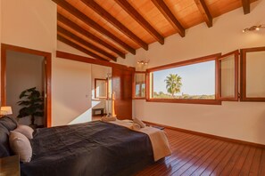 4 dormitoris, planxa i posts de planxar, wifi gratuïta i roba de llit