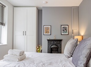 4 bedrooms, Egyptian cotton sheets, premium bedding, desk - Exquisite renovation in central location (Hereford)