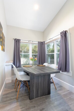 Dining - Perfect Getaway+ Bikes+Patio-Close2Beach+pickleball (St Petersburg)