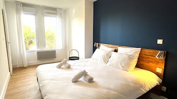 Apartment, 1 Bedroom | Desk, laptop workspace, blackout curtains, soundproofing