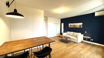 Appartement, 1 chambre | Coin séjour | Télévision à écran plat de 80 cm avec chaßnes numériques