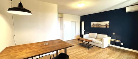 Appartamento, 1 camera da letto | Area soggiorno | TV a schermo piatto 80 cm con canali digitali