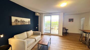 Apartment, 1 Bedroom | Ruang tamu | 80 cm televisyen skrin rata dengan digital