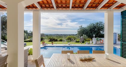Peaceful and romantic hillside house with pool overlooking the plains and the ocean
