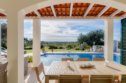 Peaceful and romantic hillside house with pool overlooking the plains and the ocean