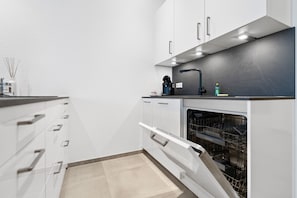 Kühlschrank, Ofen, Herdplatte, Geschirrspüler
