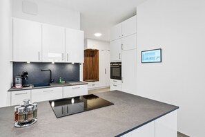 Kjøleskap, ovn, kokeplater og oppvaskmaskin