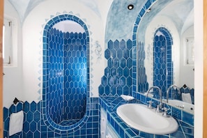 Dusche, Haartrockner, Bidet, Handtücher