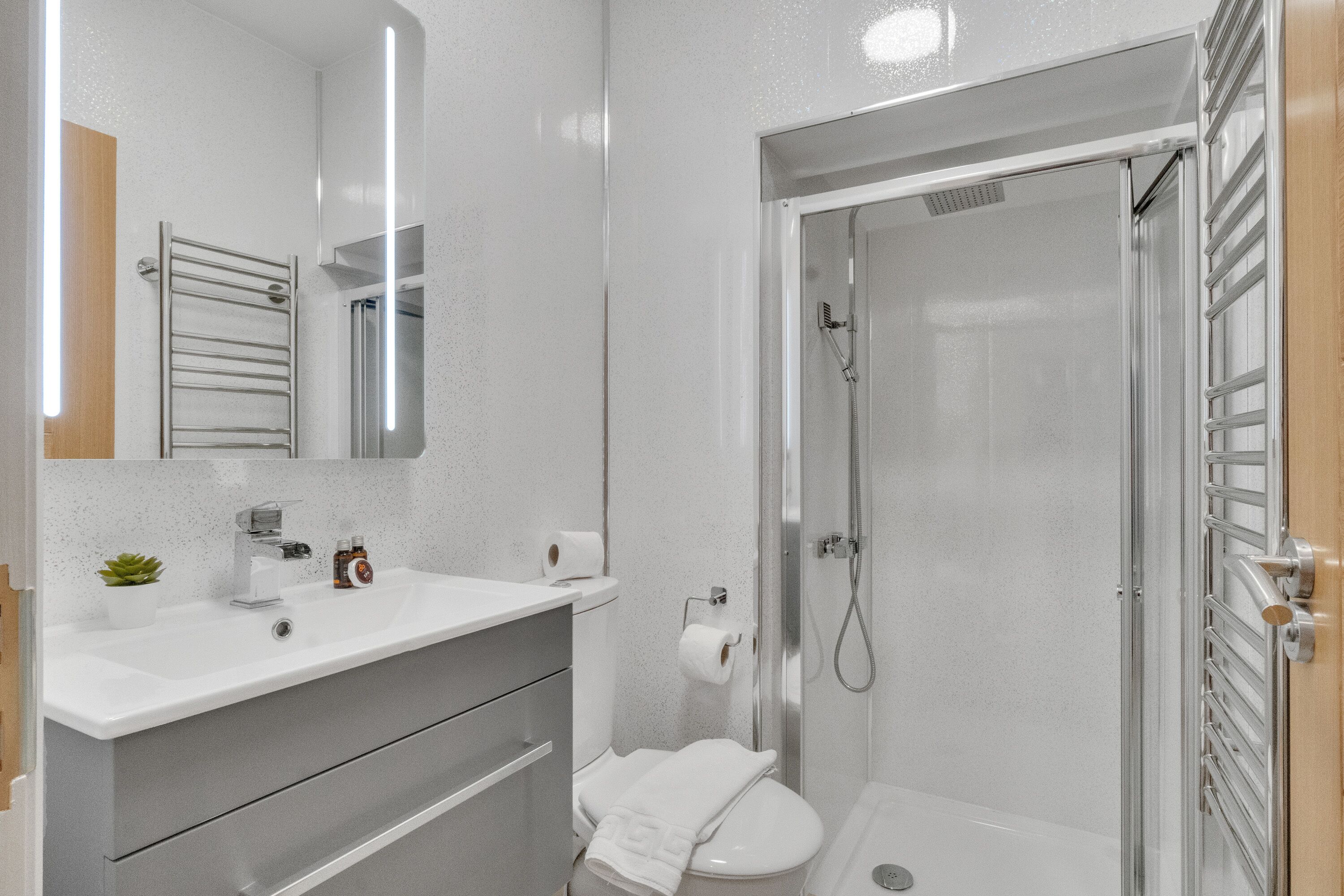 Apartamento exclusivo | Banheiro | Chuveiro, produtos de toalete grátis, secador de cabelo 