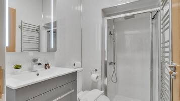 Apartamento exclusivo | Banheiro | Chuveiro, produtos de toalete grátis, secador de cabelo