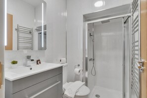 Departamento exclusivo | Baño | Regadera, amenidades de baño gratuitas, secadora de cabello, toallas 