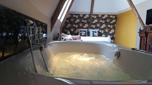 Een haardroger, zeep, shampoo, toiletpapier