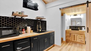 Kjøleskap, mikrobølgeovn, kokeplater og kaffetrakter/tekoker