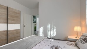 3 室のベッドルーム、アイロン / アイロン台、WiFi (無料)、ベッドシーツ