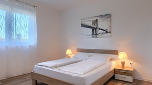 3 bedrooms, iron/ironing board, free WiFi, bed sheets