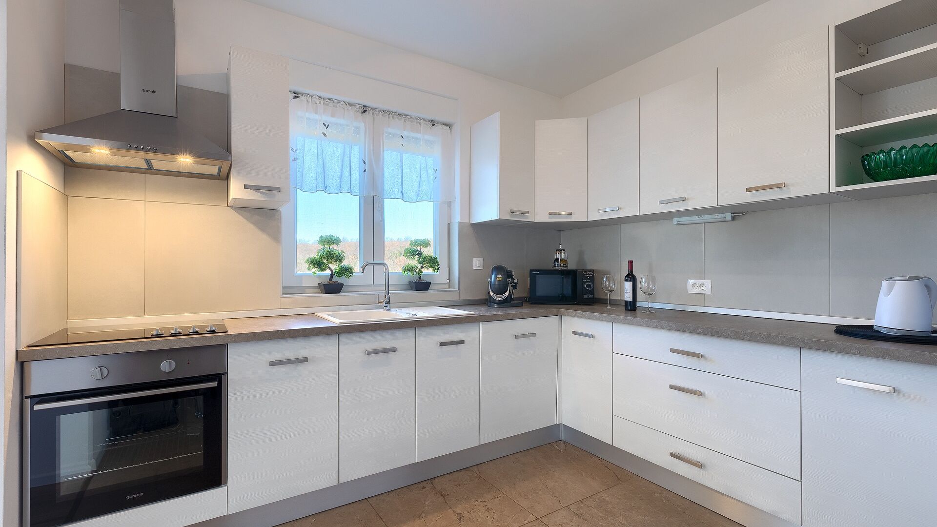 Kühlschrank, Mikrowelle, Ofen, Geschirrspüler